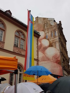 Hissung der DACHO-Fahne am alten Rathaus       